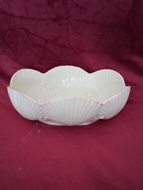 Belleek Large SHELL Vase Vintage Ireland 7 1/2" x 9 1/2" x 3"
